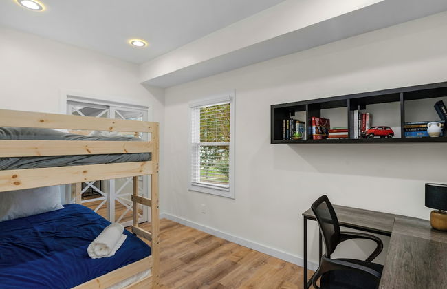 Stylish 4BR Haven Backyard and Fire Pit - Foto 3