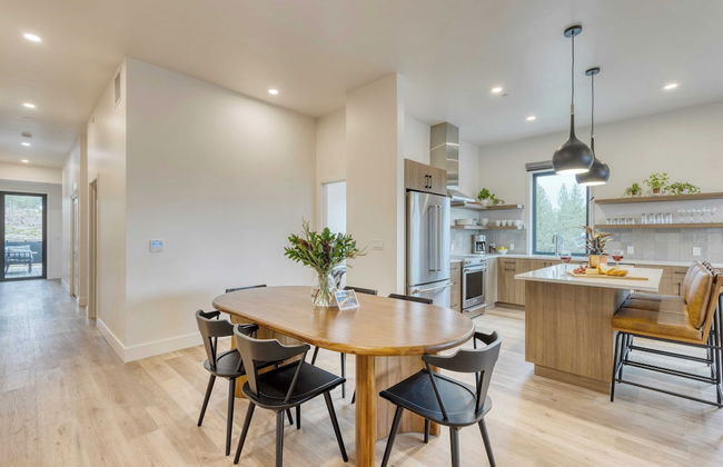 Sleeps 40! 8 Modern Units/20 Bdrs w/ Deck+hot Tub, 10mins to Downtown & Old Bend - Photo 11