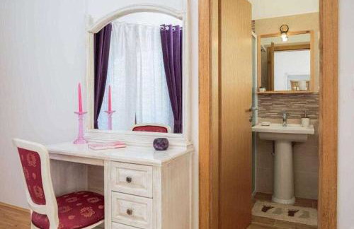 5-Bed Villa with Pool, Jacuzzi & Padel Court - Foto 22