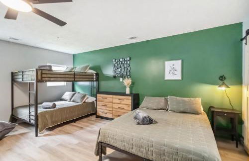 5BR with Game Room & Huge Backyard - Foto 45