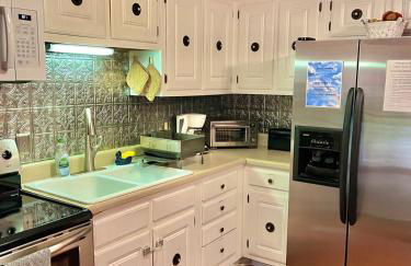 Family Friendly Downtown Home - Private Yard & Grill - Location, Location, Location! - Foto 28