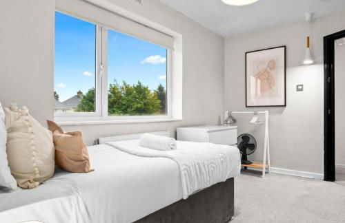 Spacious 5 Bedroom & 5 Bathrooms House - Garden - Parking - Netflix 376MW - Foto 15