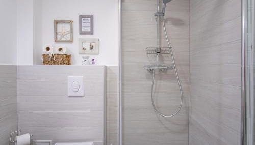 A White Cliffside Studio - Photo 4, Shower