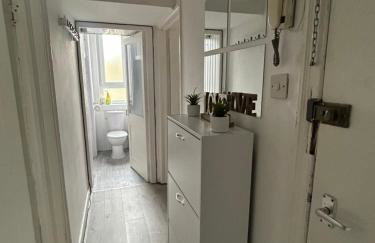 Bright bedroom with king side bed and share bathroom - Foto 7