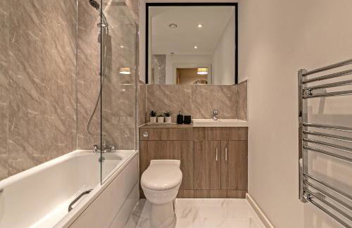 PRIME City Centre Location, THE JUKE BOX SUITE, Secure Gated FREE Parking Space, Unique STYLISH Apartment, AIR CONDITIONING & Two Bathrooms - Photo 21