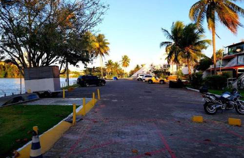 Vista para a lagoa - Enseada Azul, perto da Bacutia e Peracanga - Duas suítes Ar Condicionado - Varanda Gourmet - Lazer Completo, piscinas, quadras, sauna, pescaria, náutica, bar, restaurante, parques - Estacionamento e Portaria 24h - Foto 15