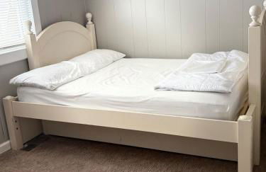 Charming Cottage with Fenced Backyard Pet Friendly - Foto 8