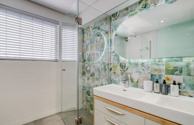 Exquisite Mouille Point Apt by Golf Course Serene Suite - Photo 37