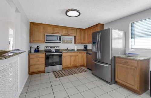 Little Beach House w/ POOL&SPA - 5 minutes to Vanderbilt Beach (Pet Friendly) - Photo 9