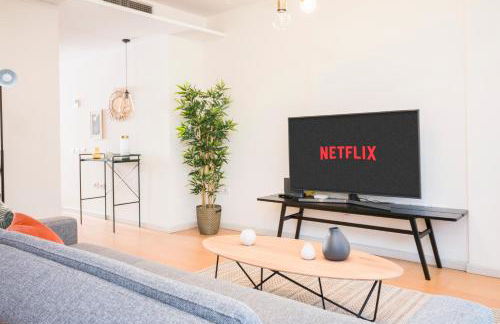 HomeForGuest Design Attic Apartment FREE Parking - Foto 5