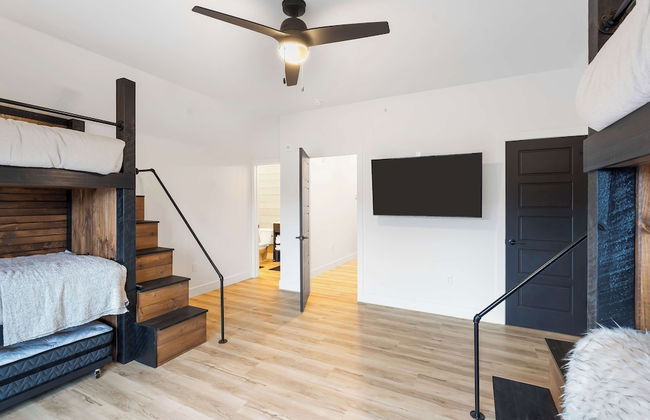 Rocky Shores Retreat - Indoor Pool Open - Photo 11