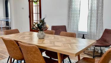 Spacious 4BR home w 2BA, a workspace & king bed! - Photo 2