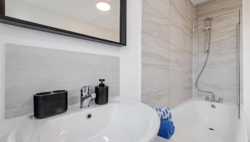 Spacious 3BR Sleeps 8 Ideal for Contractors or Large groups - Foto 3