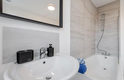 Spacious 3BR Sleeps 8 Ideal for Contractors or Large groups - Foto 3