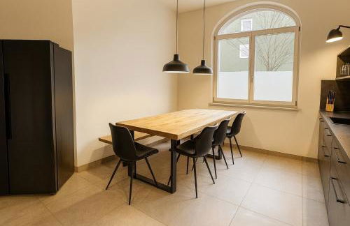 YFB-170m2 Apartment für bis zu 15, modern, 1min zu UBahn, Ruhige Lage, Parkplätze, WIFI, Netflix, Kindergerecht - Foto 4