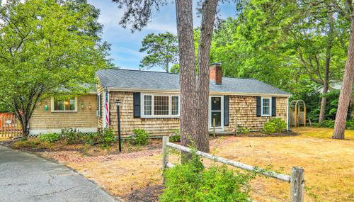 Yarmouth Cottage with Grill and Yard, Walk to Beach - Foto 3