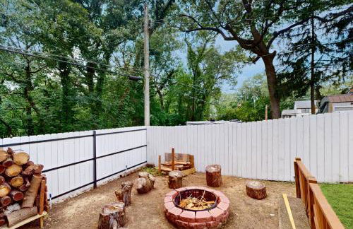 2 Mi to Beach! Hot Tub Haven in Michigan City - Foto 3