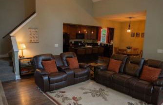 Modern 2 BD cabin with hot tub & Games & Central Loc - Foto 25