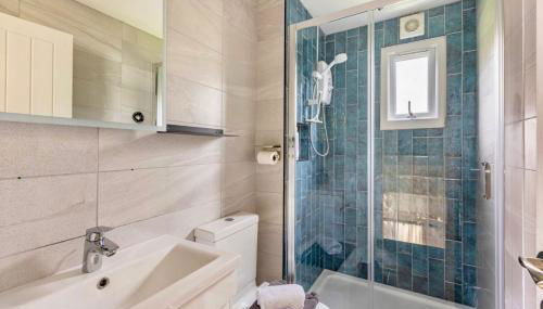 2 BR Beach Woods chalet with parking, 5 mins to beach - Foto 5, Shower