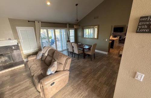 Riverside Views & Pool Retreat - Foto 38