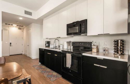 Stylish 2BD Haven with Scenic DTLA Views and Parking - Foto 36