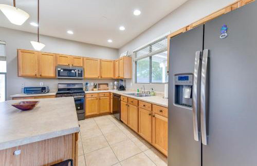 Group Getaway with Pool and Patio in San Tan Valley! - Foto 9