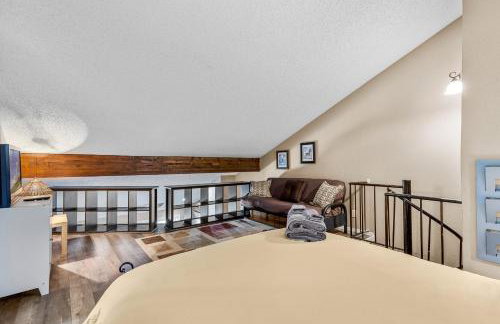 Charming Country Club Condo with Loft & Fireplace - Foto 14