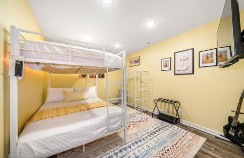 Spacious Country Farmhouse Retreat, Sleeps 16, Pool, Movie Room - Foto 75