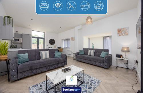 2 Bedroom Apartment By Green Haven Escapes Short Lets & Serviced Accommodation In Leeds with Free WiFi & Parking - Photo 1