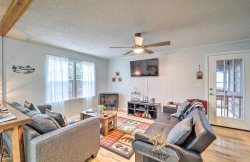 Newland Gem in Golf Community with Pool Access! - Foto 4