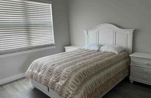 Newly built Villa Ballerina with heated pool and incredible view into beautiful Arrowheadcanal - Photo 32