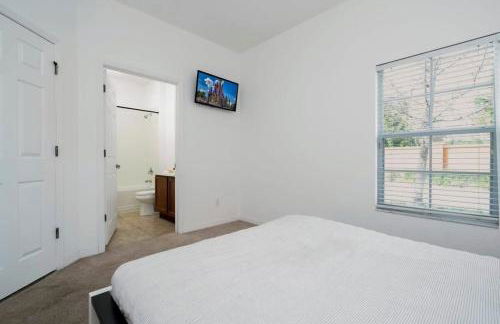 Four Bedroom w/ Screened Pool Close to Disney 4572 - Foto 32