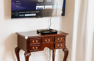 Designer Home 2 Bedroom - 20min to NYC WTC - Private Backyard - Foto 14