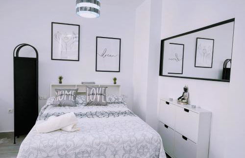 El Faro Centro de Málaga con Parking 445 Max - Photo 8