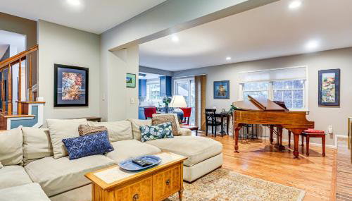 Spacious Family Home with Deck and Yard in Littleton! - Foto 1