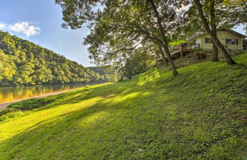 Cozy Waterfront Cottage with Deck on White River! - Foto 19