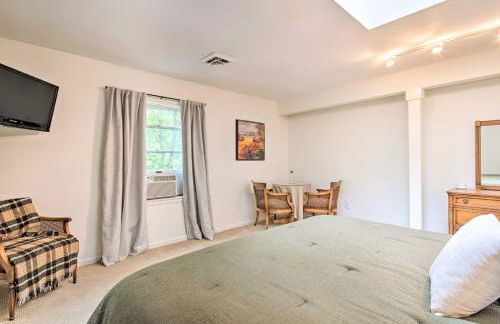 Deck with Fireplace Pet-Friendly Lake Lure Retreat - Foto 19