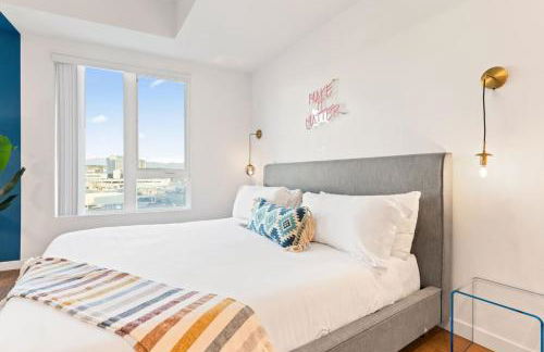 Chic Studio with Stunning DTLA Views, Walk to Metro - Foto 16