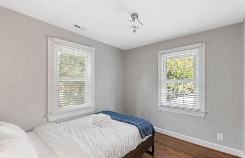 Massive 5BR Historic CozySuites House - Photo 16