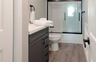 Main Street Balcony Apartment For up to 8 guests! - Foto 16