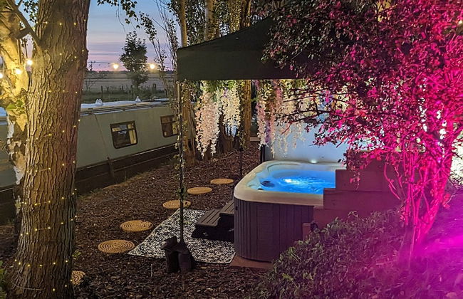 Narrowboat With Hot Tub, Spa, Cruising And More - Photo 1