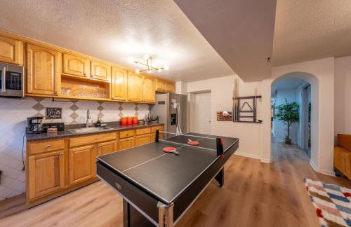 5BR 3BTH House, Steps to Bars, Dining, NYC Access with GameRm, Backyard with BBQ and Parking - Foto 11