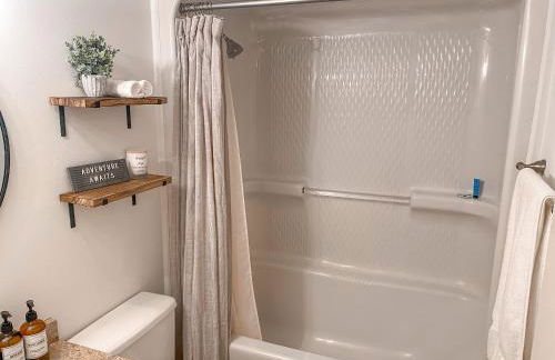 Ski-In Ski-out Luxury Condo with Hot Tub and pools - Foto 16