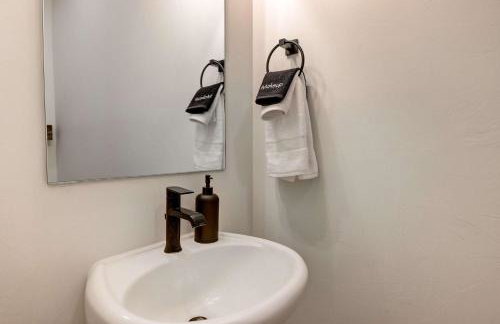 Scenic Modern Home with Private Patio & Fireplace - Foto 19