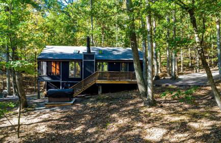 Modern Forest Cabin with Hot Tub, Screened Porch & Resort Access Near Hedgesville, WV - Foto 33