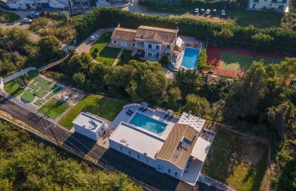 Villa Ami, Roda, Corfu: 10 guests, heated pool, private mini golf, pool table & more!! - Foto 32