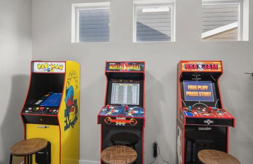 Charming Family Stay w Arcade Theatre Ski Haven Walking trails and river walk in backyard - Foto 20