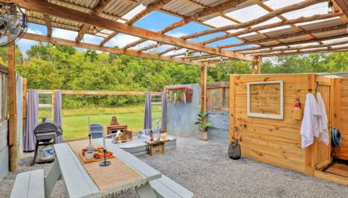 Meadow View Romantic Nature Stay w Barn, Outdoor Tub and Sauna - Foto 5