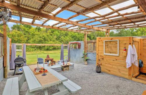 Meadow View Romantic Nature Stay w Barn, Outdoor Tub and Sauna - Foto 5