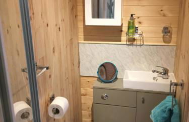 Stunning railway carriage with private hot tub - Photo 9